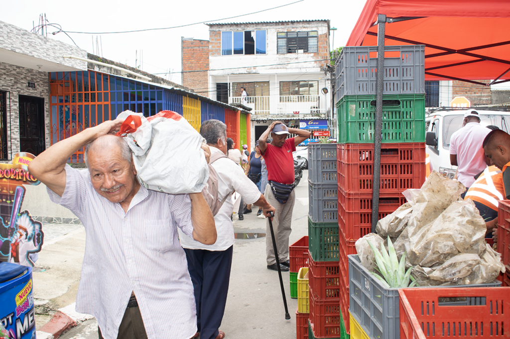 la-fundacion-casa-de-san-jose-realizo-el-mercado-solidarioen-el-barrio-mariano-ramos-de-cali-03