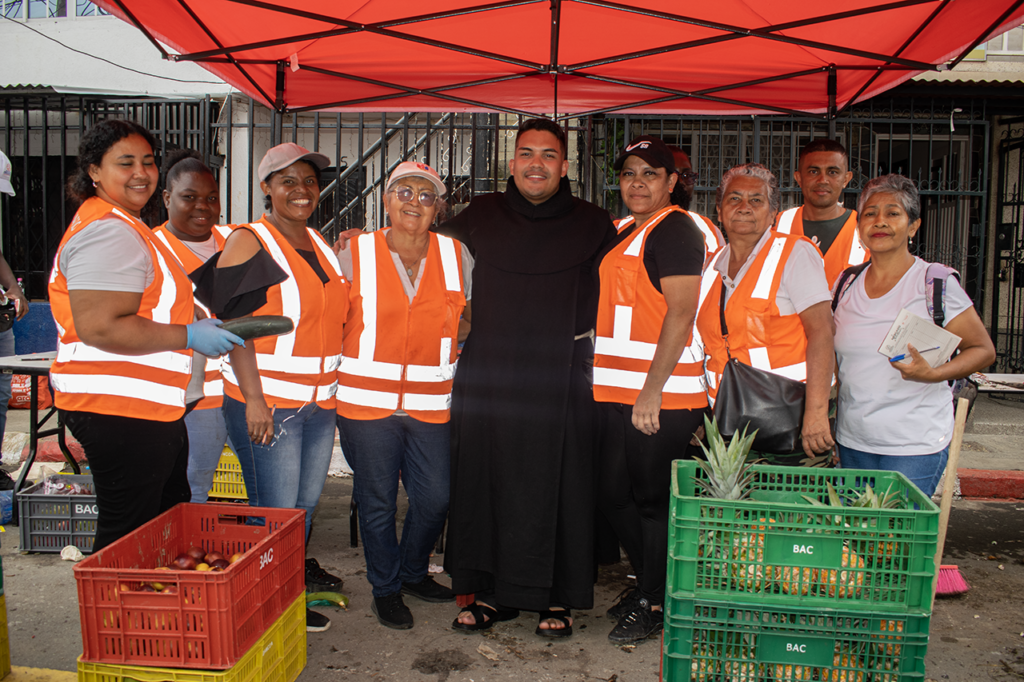 la-fundacion-casa-de-san-jose-realizo-el-mercado-solidarioen-el-barrio-mariano-ramos-de-cali-06