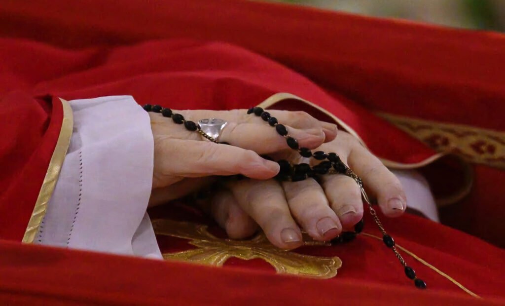 asi-avanza-el-funeral-del-papa-francisco-en-la-capilla-de-la-casa-santa-marta-en-la-ciudad-del-vaticano-02