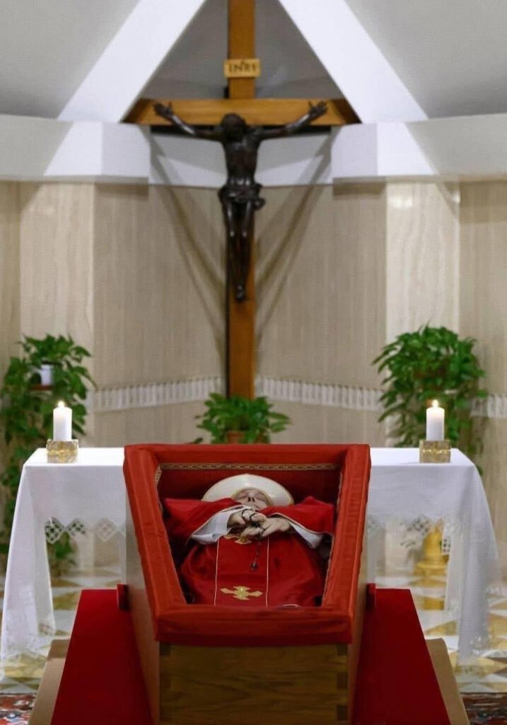 asi-avanza-el-funeral-del-papa-francisco-en-la-capilla-de-la-casa-santa-marta-en-la-ciudad-del-vaticano-03