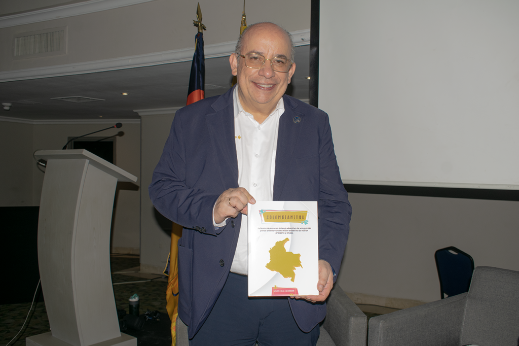 el-rectorde-la-unad-presento-su-libro-colombianitud-en-cali-una-reflexion-profunda-sobre-la-educacion-en-colombia-02