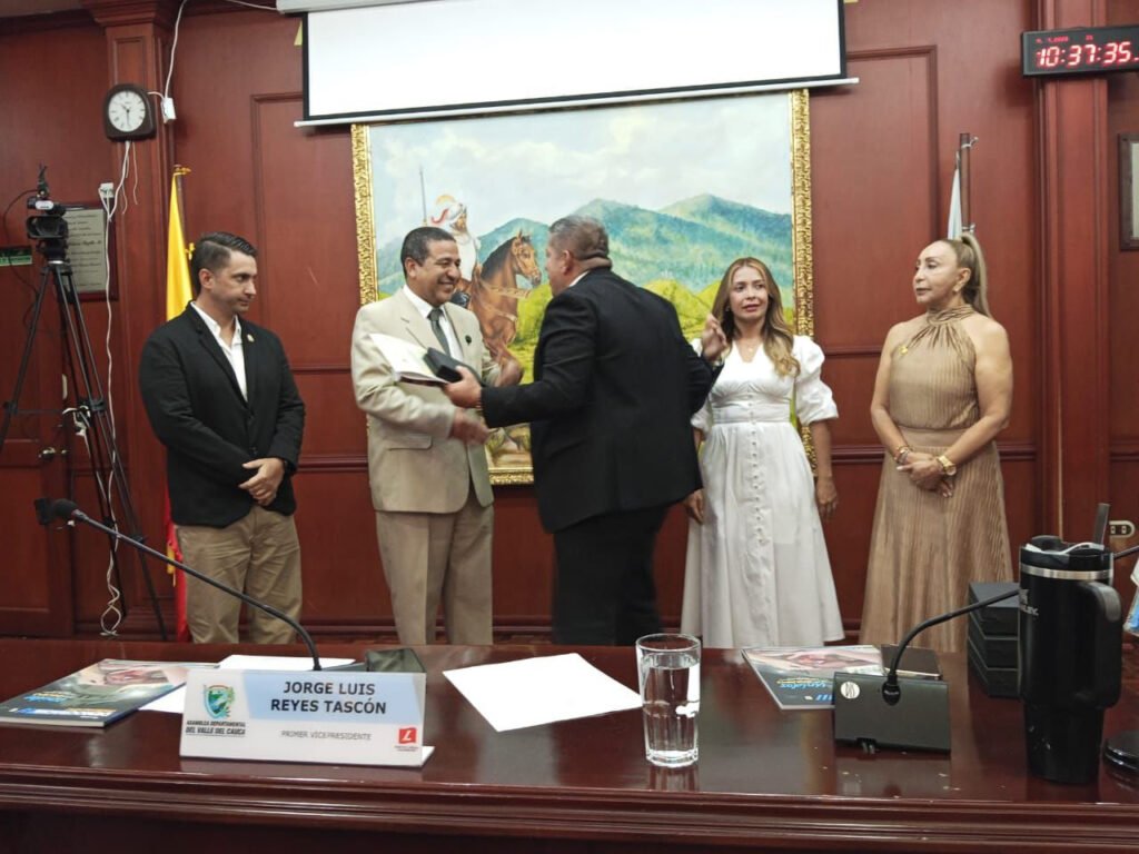 asamblea-del-valle-reconoce-labor-social-del-presbitero-joaquin-alberto-gomez-06