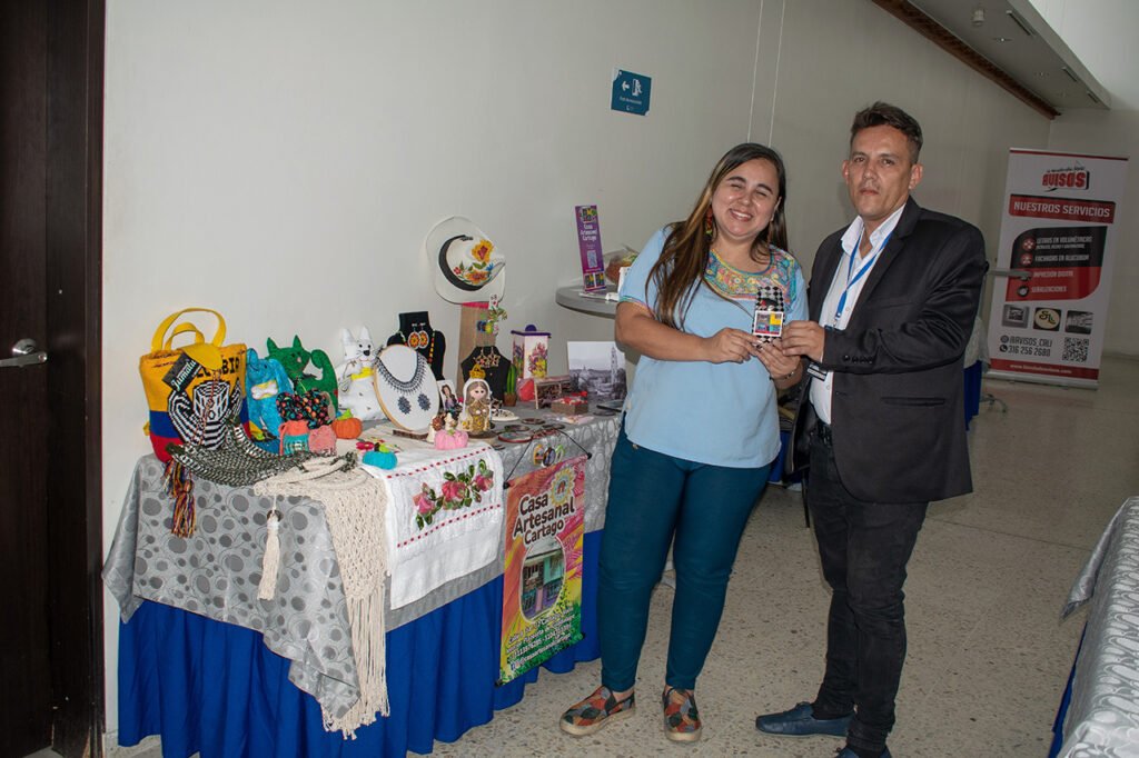 con-total-exito-se-desarrollo-la-primera-cumbre-los-desafios-del-periodismo-en-tiempos-de-la-inteligencia-artificial-en-cartago-02
