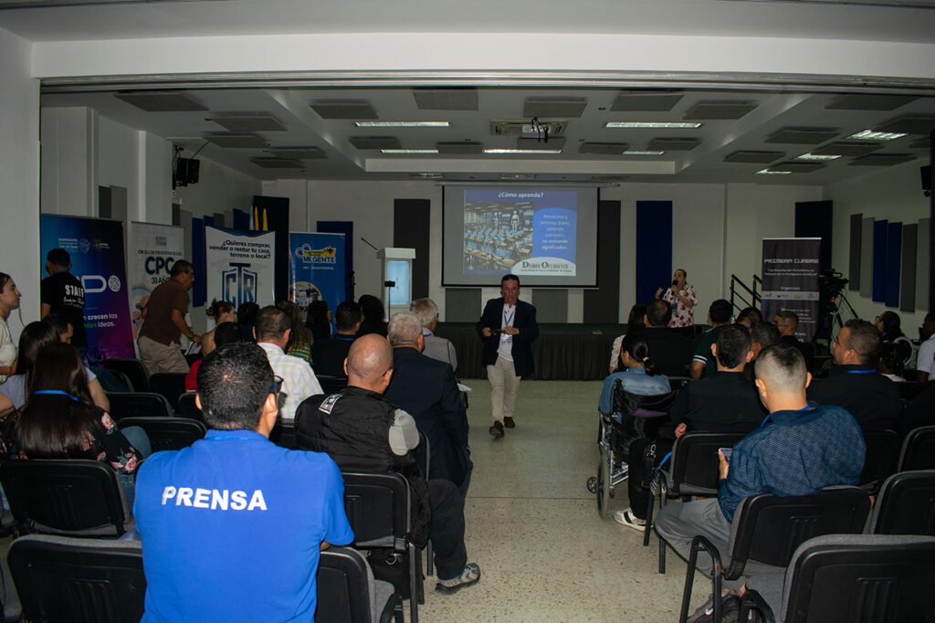 con-total-exito-se-desarrollo-la-primera-cumbre-los-desafios-del-periodismo-en-tiempos-de-la-inteligencia-artificial-en-cartago-03