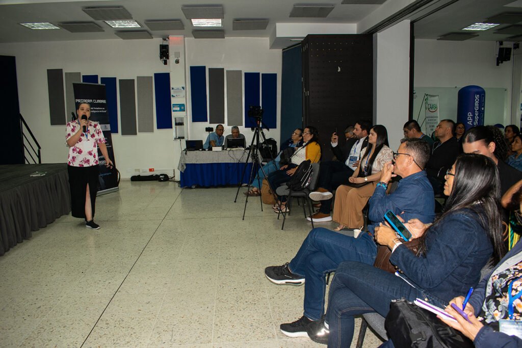 con-total-exito-se-desarrollo-la-primera-cumbre-los-desafios-del-periodismo-en-tiempos-de-la-inteligencia-artificial-en-cartago-05