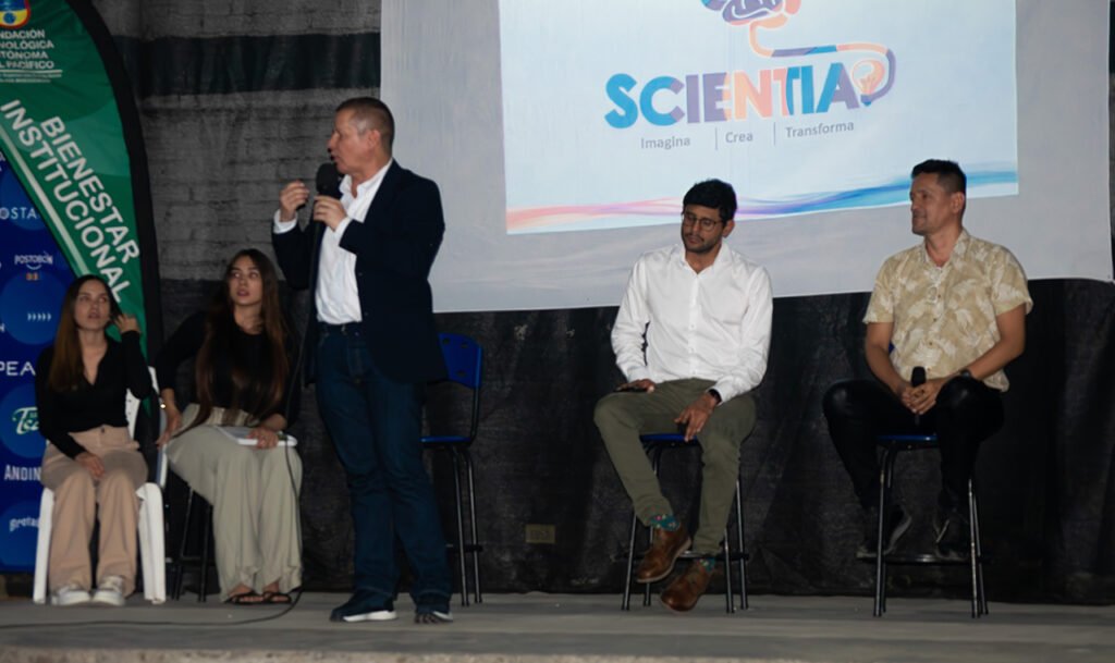 concejal-luis-fernando-salazar-participo-en-panel-academico-de-scientia-2025-en-la-utap-03