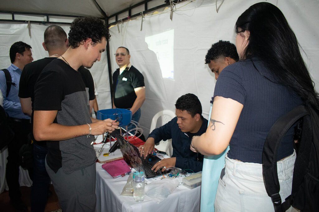 unicuces-realizo-con-exito-el-XXV-encuentro-de-ciencia-y-tecnologia-y-la-XXI-muestra-empresarial-04