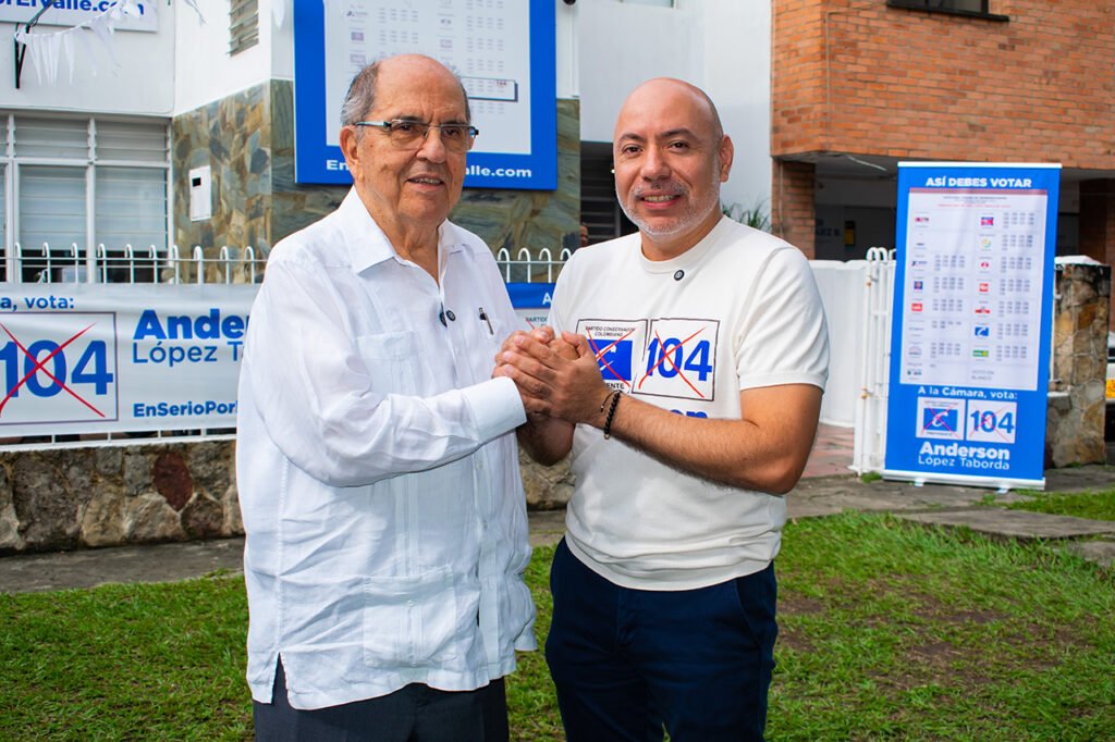 rodrigo-guerrero-entrego-el-panuelo-del-trabajo-social-al-candidato-anderson-lopez-taborda-01