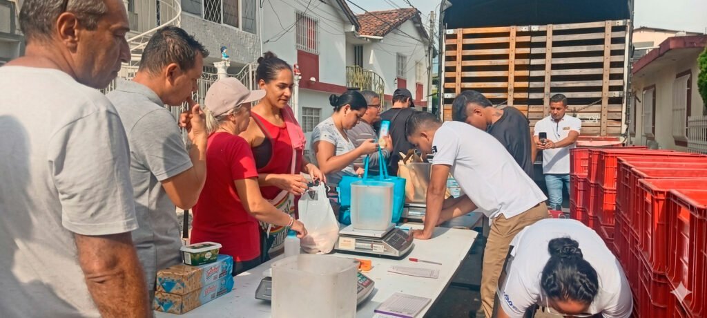 la-fundacion-social-mi-gente-realizo-el-mercado-solidario-en-el-comedor-bendicion-divina-03