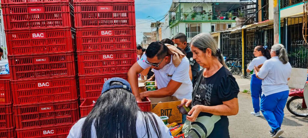 la-fundacion-social-mi-gente-realizo-el-mercado-solidario-en-el-comedor-bendicion-divina-05