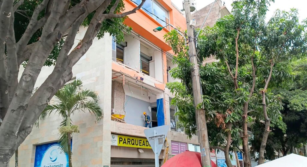 alcaldia-de-cali-reubica-provisionalmente-a-155-comerciantes-de-san-andresito-del-sur-tras-el-terremoto-02
