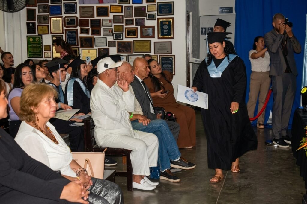 188-estudiantes-se-graduaron-en-la-octava-promocion-de-la-escuela-de-artes-y-oficios-ubeimar-delgado-en-cali-07