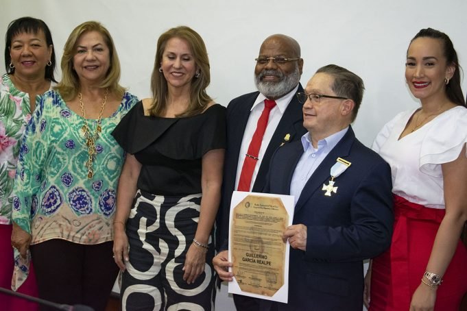 Asamblea Departamental condecoró al ex senador Guillermo García Realpe asamblea-departamental-condecoro-a-ex-senador-guillermo-garcia-realpe-03