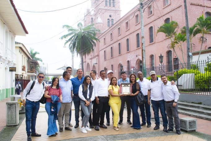 Con la ruta de la gratitud, senadora recorrió el Valle del Cauca con-la-ruta-de-la-gratitud-senadora-recorrio-el-valle-del-cauca-01