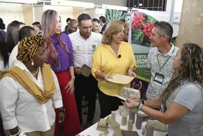 En la I Cumbre de Cannabis y Cáñamo, mas de 200 personas interesadas en pertenecer a la cadena productiva en el Valle en-la-I-cumbre-de-cannabis-y-canamo-mas de-200-personas-interesadas-en-pertenecer-a-la-cadena-productiva-en-el-valle-01