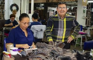 Más de 650 mujeres, son la fuerza laboral de la Fábrica de Calzado Rómulo mas-de-650-mujeres-son-la-fuerza-laboral-de-la-fabrica-de-calzado-romulo-01