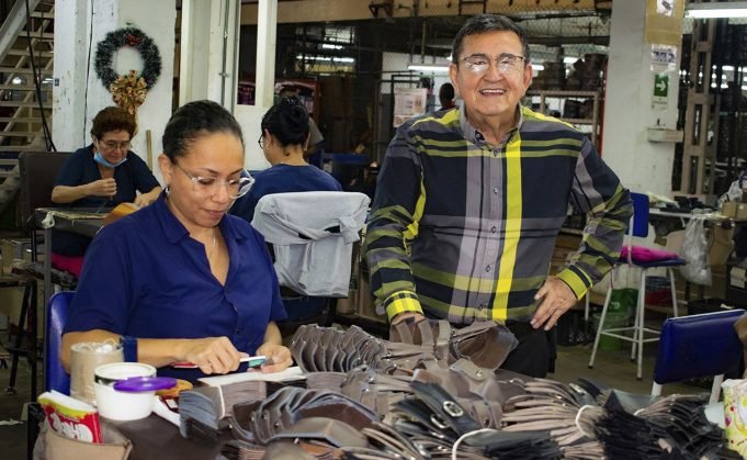 Más de 650 mujeres, son la fuerza laboral de la Fábrica de Calzado Rómulo mas-de-650-mujeres-son-la-fuerza-laboral-de-la-fabrica-de-calzado-romulo-01