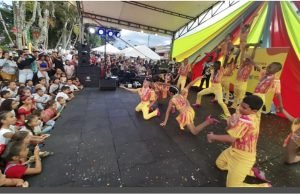 Con baile y música, cientos de niños y sus familiares disfrutaron de la «carpa Arte Itinerante» en Trujillo con-baile-y-musica-cientos-de-niños-y-sus-familias-disfrutaron-de-la-carpa-arte-itinerante-en-trujillo-01