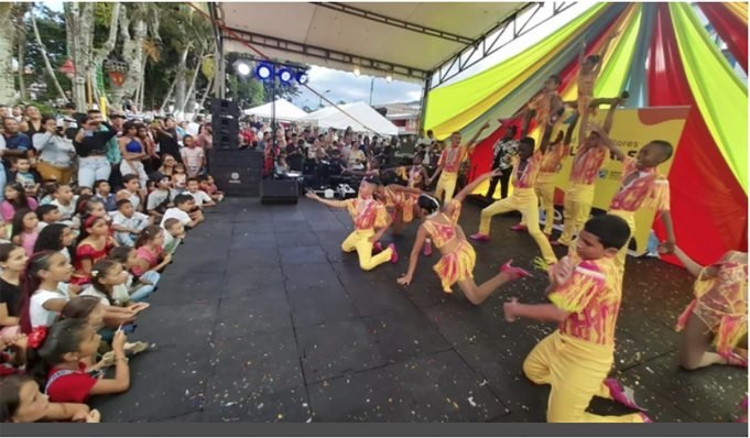 Con baile y música, cientos de niños y sus familiares disfrutaron de la «carpa Arte Itinerante» en Trujillo con-baile-y-musica-cientos-de-niños-y-sus-familias-disfrutaron-de-la-carpa-arte-itinerante-en-trujillo-01