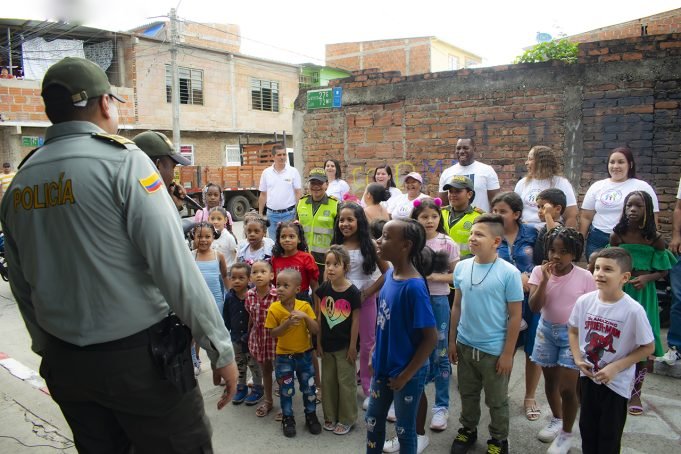 La Fundación Social MI GENTE, celebró el Día del Niño en la comuna 13 de Cali la-fundacion-social-mi-gente-celebro-dia-del-niño-en-la-comuna-13-de-cali-01