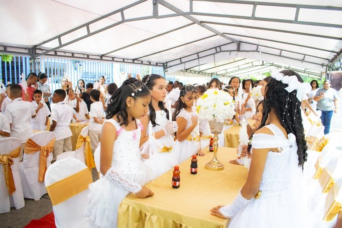 Ocho mil primeras comuniones está realizando «lo social es primero» ocho-mil-primeras-comuniones-esta-realizando-lo-social-es-primero-01