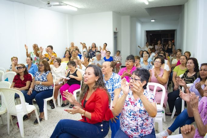 Madres de la comuna 8 celebraron su día con «lo social es primero» madres-de-la-comuna-8-celebraron-su-dia-con-lo-social-es-primero-06