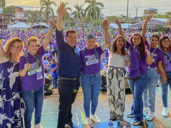 El Concejal y candidato a la Alcaldía de Cali, Roberto Ortiz, presentó su propuesta para el cuidado de la mujer el-concejal-y-candidato-a-la-alcaldia-de-cali-roberto-ortiz-presento-su-propuesta-para-el-cuidado-de-la-mujer-07