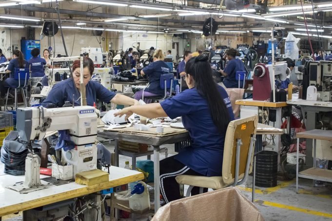 Más de cuatro décadas calzando los sueños de los colombianos mas-de-cuatro-decadas-calzando-los-sueños-de-los-colombianos-02