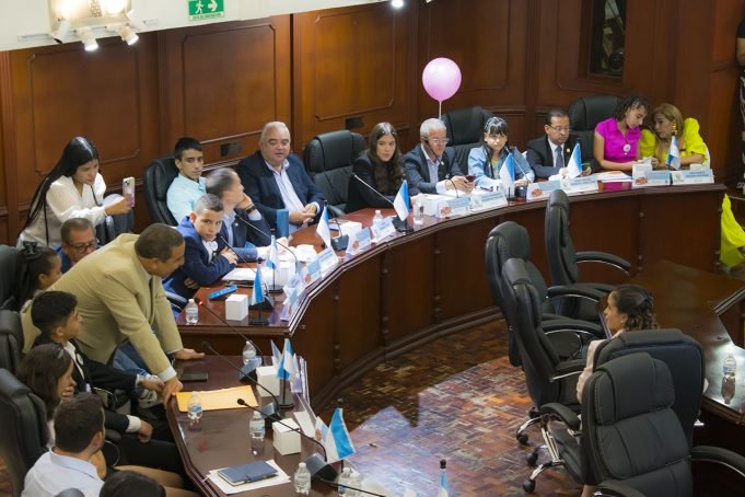 Jonathan compartió con los diputaditos del Valle jonathan-compartio-con-los-diputaditos-del-valle-03