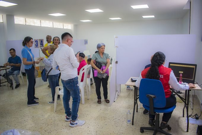 Más de mil pasaportes se expidieron en la jornada de la Oficina Territorial Centro Sur en Buga mas-de-mil-pasaportes-se-expidieron-en-la-jornada-de-la-oficina-territorial-centro-sur-en-buga-02