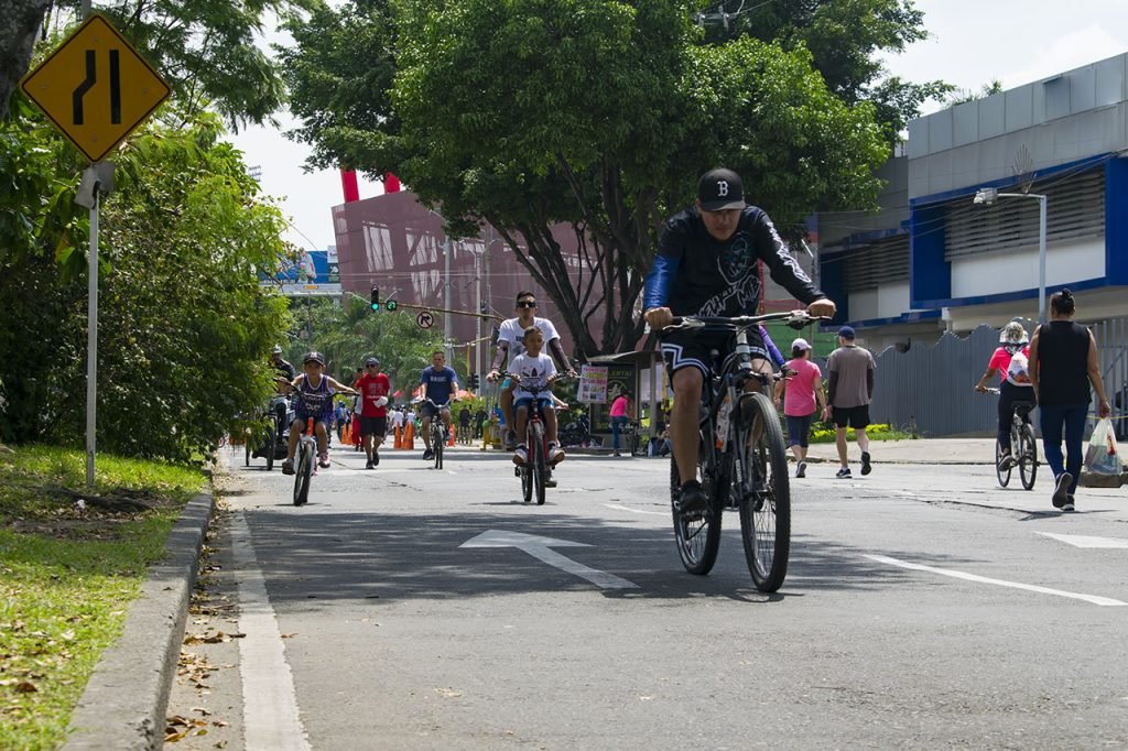 con-un-gran-ciclopaseo-celebraron-en-cali-el-dia-mundial-de-la-bicicleta-01