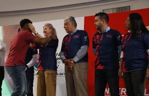 Gobernadora entregó la bandera del Valle a los atletas departamentales que irán a los Olímpicos de París gobernadora-entrego-la-bandera-del-valle-a-los-atletas-departamentales-que-iran-a-los-olimpicos-de-paris-03