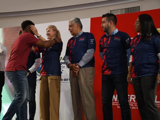 Gobernadora entregó la bandera del Valle a los atletas departamentales que irán a los Olímpicos de París gobernadora-entrego-la-bandera-del-valle-a-los-atletas-departamentales-que-iran-a-los-olimpicos-de-paris-03