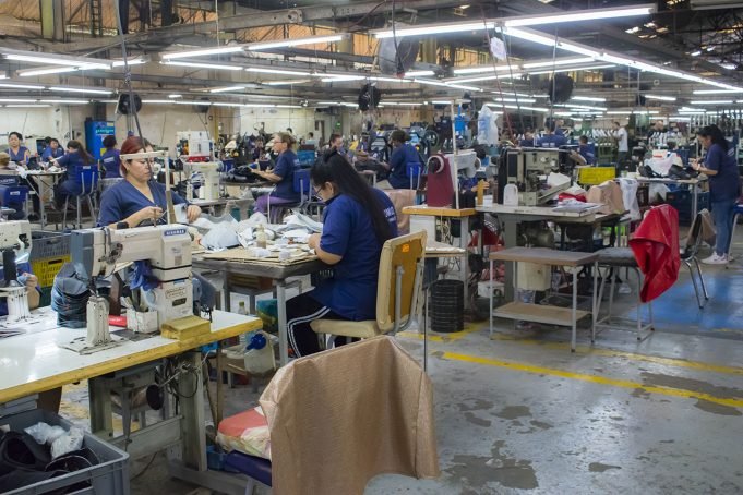 La fábrica que batalla en medio de las dificultades la-fabrica-que-batalla-en-medio-de-las-dificultades-02