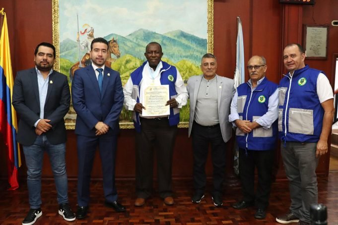 La Asamblea del Valle condecoró a la Federación de Acción Comunal, bajo la presidencia de Ceferino Mosquera la-asamblea-del-valle-condecoro-a-la-federacion-de-accion-bajo-la-presidencia-de-ceferino-mosquera-04