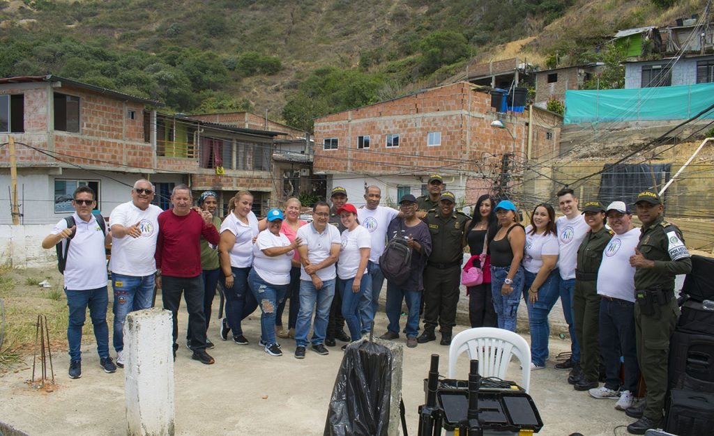 con-una-brigada-social-la-fundacion-valle-sin-limites-celebro-el-amor-y-la-amistad-a-los-habitantes-de-altos-de-normandia-sector-las-minas-02