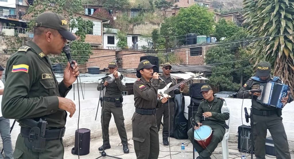 con-una-brigada-social-la-fundacion-valle-sin-limites-celebro-el-amor-y-la-amistad-a-los-habitantes-de-altos-de-normandia-sector-las-minas-08