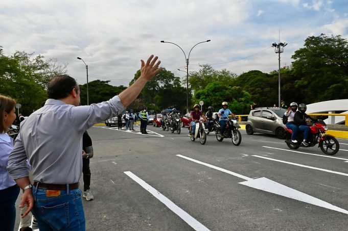 En 40 días la administración de Eder recuperó el puente que estuvo en abandono durante 2 años en-40-dias-la-administracion-de-eder-recupero-el-puente-que-estuvo-en-abandono-durante-2-anos-le-cumplio-a-los-caleños-02