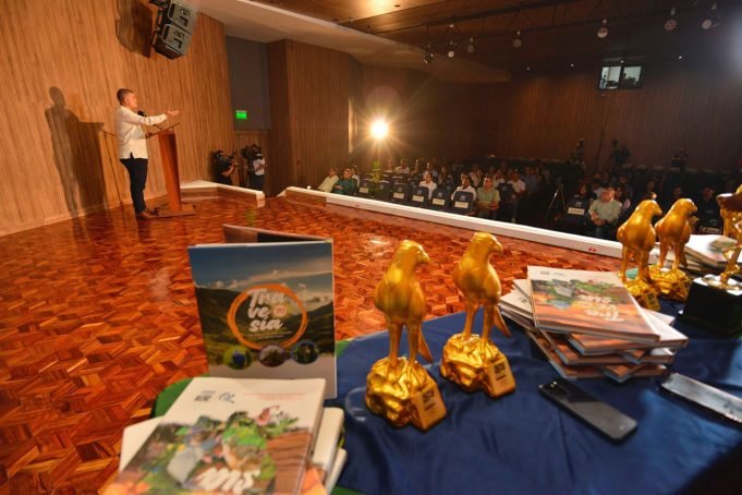 La CVC entregó los premios Halcón de Oro 2024 la-cvc-entrego-los-premios-halcon-de-oro-2024-02