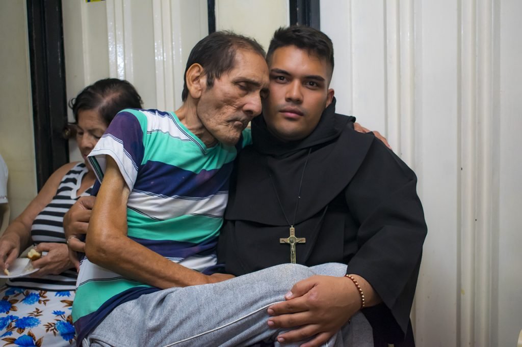 la-fundacion-social-mi-gente-celebro-la-navidad-desde-el-hogar-geriatrico-casa-de-san-jose-01