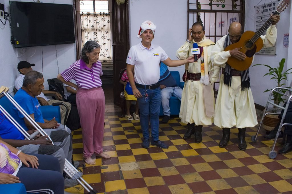 mas-de-80-abuelitos-recibieron-la-noche-buena-gracias-a-la-fundacion-social-migente-03