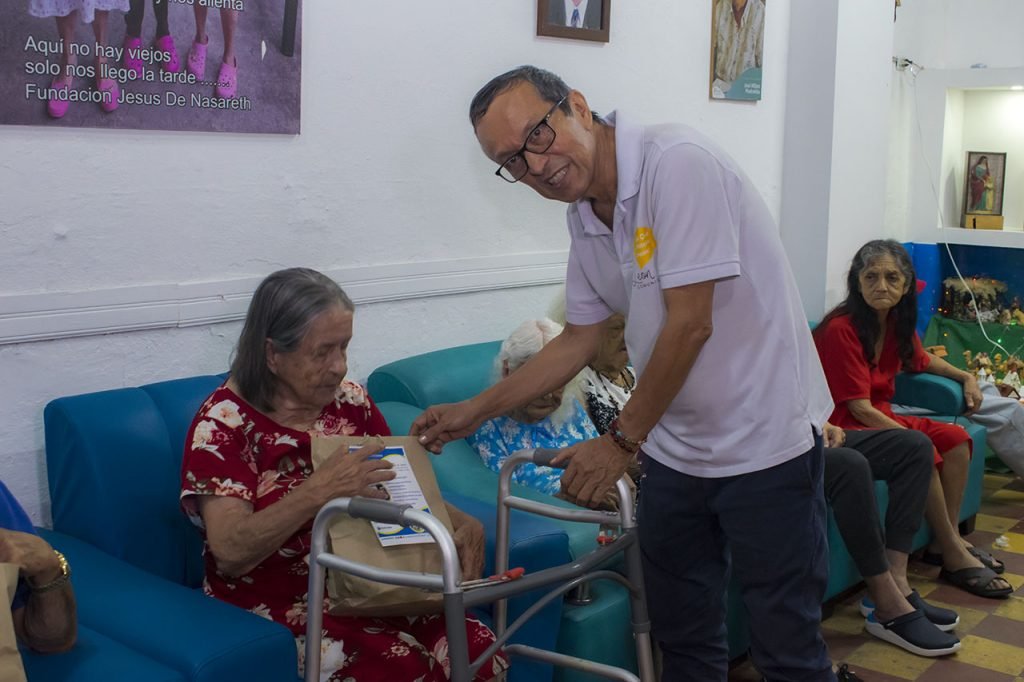 mas-de-80-abuelitos-recibieron-la-noche-buena-gracias-a-la-fundacion-social-migente-05