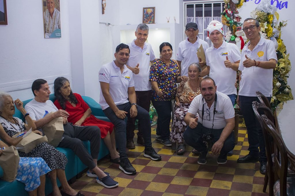 mas-de-80-abuelitos-recibieron-la-noche-buena-gracias-a-la-fundacion-social-migente-06