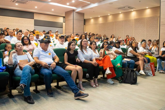 La Escuela de Formación de Usuarios, una apuesta de país hecha por EMCALI, para formar Nuevas Ciudadanías. la-fundacion-use-graduo-250-agente-del-cambio-03