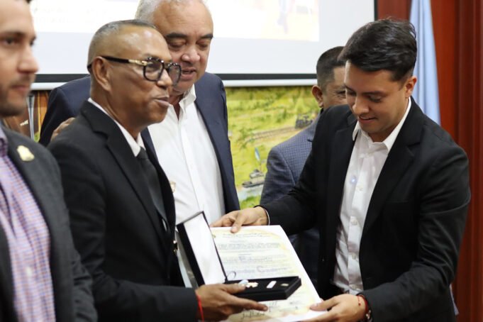 Reconocimiento Cruz de Caballero a “El Mulato” reconocimiento-cruz-de-caballero-a-el-mulato-04