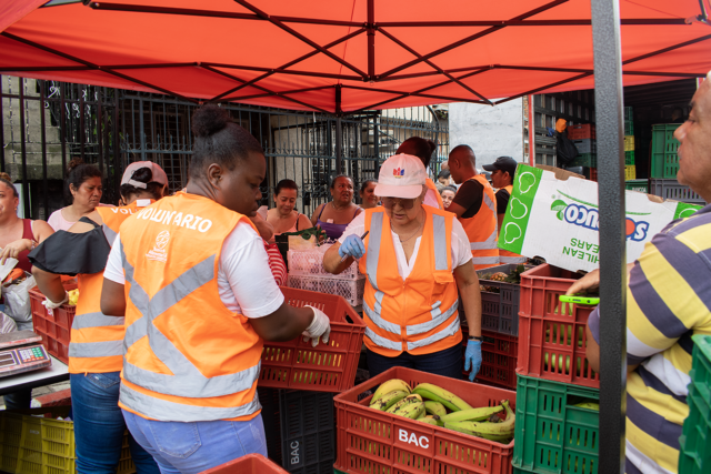 la-fundacion-casa-de-san-jose-realizo-el-mercado-solidarioen-el-barrio-mariano-ramos-de-cali-01