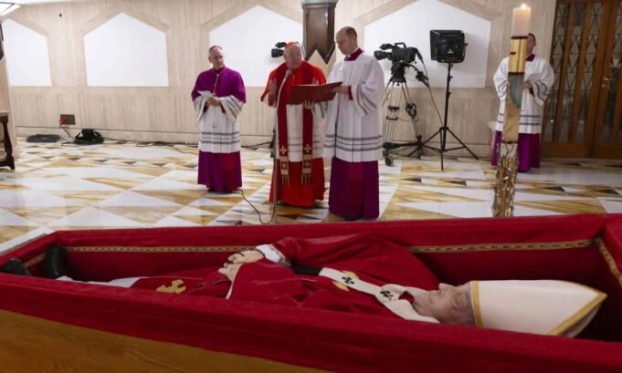 Así avanza el funeral del Papa Francisco en la Capilla de la Casa Santa Marta en la Ciudad del Vaticano. asi-avanza-el-funeral-del-papa-francisco-en-la-capilla-de-la-casa-santa-marta-en-la-ciudad-del-vaticano-01
