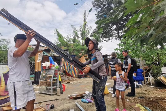 jovenes-de-puerto-resistencia-aceptan-el-desmonte-de-sus-casetas-01