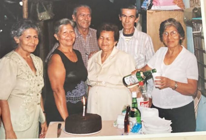 “La Sazón de Mama Emma”: Un legado de memoria, recetas y melodías familiares. la-sazon-de-mama-emma-un-legado-de-memoria-recetas-y-melodías-familiares-05