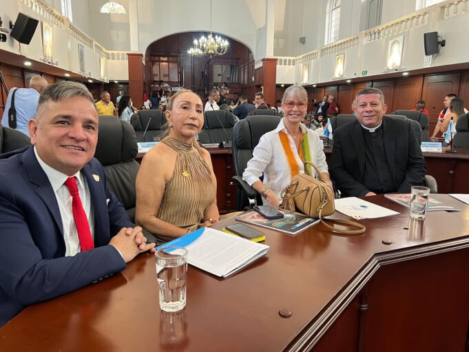Asamblea del Valle condecoró al director del Banco de Alimentos de Cali por su labor social. asamblea-del-valle-reconoce-labor-social-del-presbitero-joaquin-alberto-gomez-07
